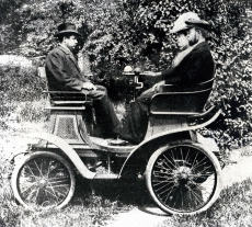 Horch Modell 1 s dvouválcovým motorem vznikl asi v deseti kusech v letech 1900 – 1901 (bližší údaje neznámé)