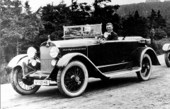 Audi typ K ročníku 1925, čtyřválec 3560 cm3 o výkonu 37 kW (50 k), první německý automobil s levostranným řízením