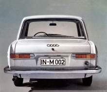 DKW F102, dvoudveřový nebo čtyřdveřový sedan, vynikal působivou elegancí; při pohledu zezadu evokuje DKW F102 tvary první generace Audi (1965)