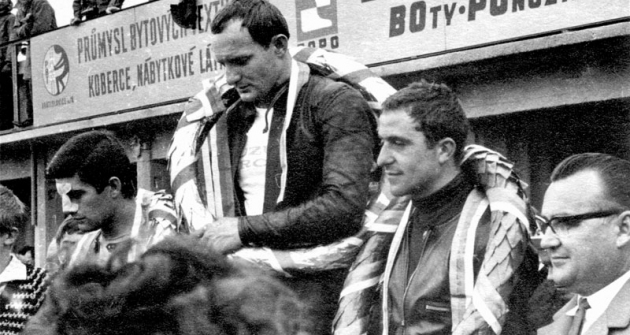 Zleva Giacomo Agostini, Mike Hailwood  a Heinz Rosner, nejlepší ve třídě 350 cm3 v brněnském závodě 1966