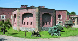 Krásnou stavbu vojenské pevnosti  Lagerfort XIII naleznete na západním okraji  Olomouce při staré silnici vedoucí do Prostějova.