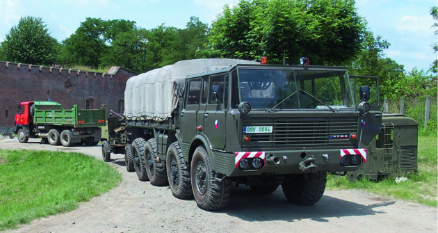 Karosérii vozu T 813 8x8  Kolos tvoří budka řidiče a valníková korba. Budka řidiče je sedmimístná, celokovová, čtyřdvěřová, bezkapotová. Všechny dveře jsou opatřeny spouštěcími okny.