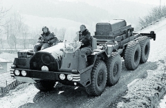 Podvozek prototypu T 813 8x8 v jízdních zkouškách (1961).