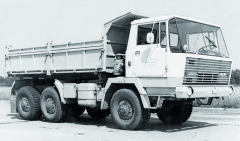 Další prototyp třínápravového třístranného sklápěče vyrobeného v rámci konstrukční řady T 813 (1970).