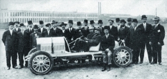 Buick Racing Team před závody v Grosse Pointe v roce 1905. Na přání Williama C. Duranta, zakladatele značky Buick, tým vybodoval mladý Bob Burman.
