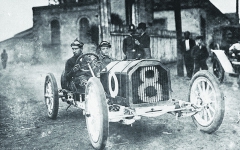 Za volantem závodního Buicku na mezinárodním klání v Savannah 1906 viděl Bob Burman cíl jako druhý.