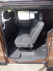 renault - Ke druhé řadě sedadel je přístup posuvnými dveřmi z obou stran vozidla