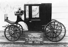 Prvními vozidly vyrobenými ve Vysokém Mýtě byly kočáry, tento je z roku 1906