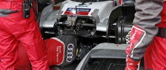 Mechanici Audi opravují přední jednotku MGU-K, která byla příčinou zpomalení v závěru závodu