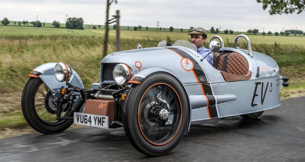 Jan Zvelebil testuje elektrický Morgan EV3 na silnici u Dolních Břežan