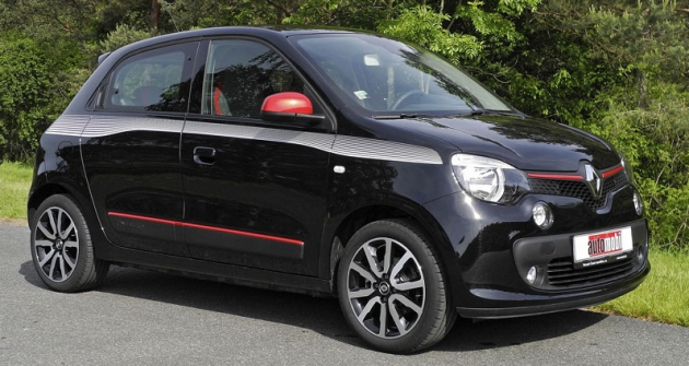 Nový Renault Twingo  působí dynamicky díky proporcím karoserie s krátkou přídí;  vzhled některých verzí oživují barevně odlišené lišty a polepy s grafickými prvky 