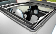 Twingo může mít i střešní okno rozměrů 700 x 680 mm s elektricky ovládanou textilní shrnovací střechou