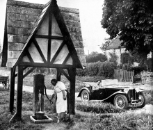 MG Midget TB na britském venkově (uveden 1939 se čtyřválcem 1250 cm3)