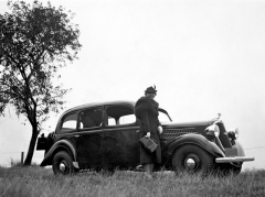 Favorit spolu s dámou elegantně oděnou podle módy roku 1936