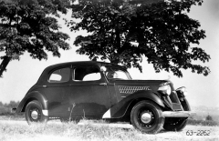 Sedan Favorit ročníku 1937 s novými paprskovými koly
