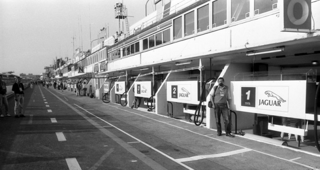 Tom Hyan  při první návštěvě  před starými boxy v roce 1990 (číslo 1 měl Jaguar  posádky David Leslie/ Martin Brundle/Alain Ferté)