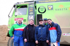 Marek Spáčil (majitel CDT – Czech Dakar teamu, vlevo), David Vršecký (vpravo), vedle Ing. Radomír Smolka, konstruktér soutěžních vozů Tatra, za nimi Emil Baumgartner.