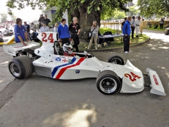 Freddie Hunt vyjíždí s vozem svého otce (Hesketh 308B Cosworth)