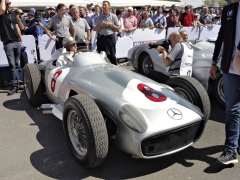 Sedmaosmdesátiletý Hans Herrmann překvapil účastí (Mercedes-Benz W196 F1)