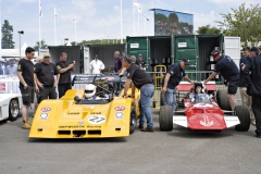 Hepworthův BRM P167 Chevrolet (ex-Ganley; 1970) a John Surtees za volantem své první konstrukce TS7 pro formuli 1 (1970)