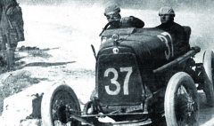 V roce 1921 se Enzo Ferrari objevil opět na závodech Targa Florio – jak jinak než za volantem vozu Alfa Romeo.