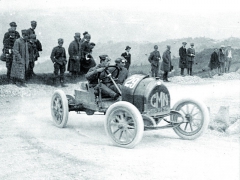 Pátého října 1919 debutoval Enzo Ferrari za volantem vozu C.M.N. v závodě do vrchu Parma – Poggio di Berceto. Skončil čtvrtý ve své kategorii vozidel s motory do tří litrů zdvihového objemu.