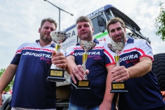 Vítězná posádka z Hungarian Baja 2015 kategorie „truck“, Martin Kolomý mezi bratry Kiliány.