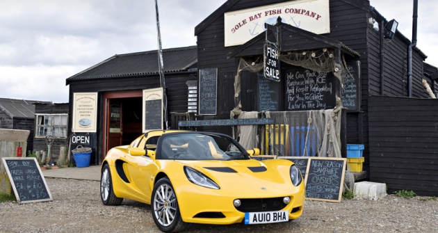 Lotus Elise  před slavnou restaurací a prodejnou ryb  Darrena Marriotta v Southfoldu u Lowestoftu (hrabství Sussex)
