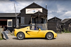 Lotus Elise před slavnou restaurací a prodejnou ryb Darrena Marriotta v Southfoldu u Lowestoftu (hrabství Sussex)