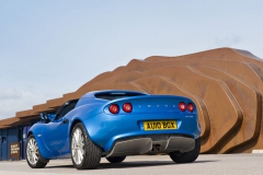 Lotus Elise S před designovou kavárnou East Beach Cafe na nábřeží v Littlehamptonu