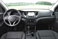 Prostor řidiče vyniká velmi dobrou ergonomií ovládacích i kontrolních prvků, znamenající výrazný pokrok pro v Evropě nabízené automobily Hyundai