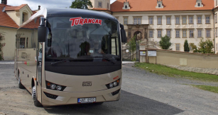 Autobus Isuzu Visigo jsme testovali i u zámku v Mníšku pod Brdy