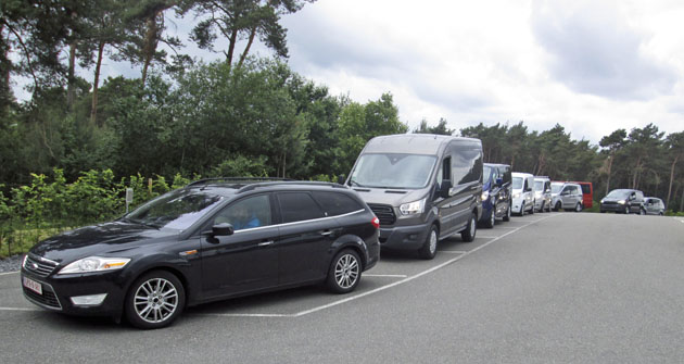 Automobily Ford Transit různých modifikací jsou připraveny k testovací jízdě