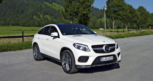 Mercedes-Benz GLE Coupé  je vlastně crossover, kombinující SUV se siluetou čtyřdveřového kupé;  paleta motorů zahrnuje výkony  190 až 430 kW (258 – 585 k), standardem je pohon všech kol