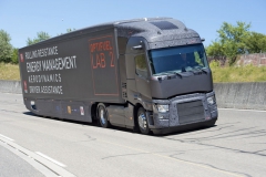 Pojízdná laboratoř Renault Trucks Optifuel Lab 2 v plné jízdě na okruhu v La Valbonne motorem a vodíkovými palivovými články má dojezd cca 200 km