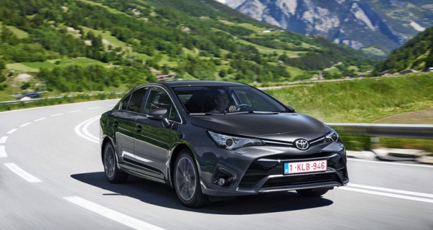 Toyota Avensis má nyní ostřejší linie přídě, stylisticky spřízněné s novým Aurisem; změny se pochopitelně  dotkly i provedení kombi