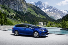 Toyota Avensis má nyní ostřejší linie přídě, stylisticky spřízněné s novým Aurisem; změny se pochopitelně dotkly i provedení kombi