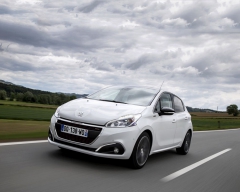 Peugeot 208 se nadále dodává v pětidveřové i třídveřové verzi, ale s mírnými retušemi přídě a zádě