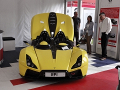 Žlutý vůz Elemental RP1 na Festivalu rychlosti 2015 v Goodwoodu a jeho spartánská přístrojová deska