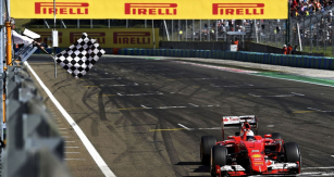 Sebastian Vettel  (Ferrari SF15-T)  vítězí ve Velké ceně Maďarska průměrnou rychlostí 170,816 km/h