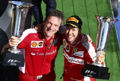 James Allison, technický šéf Ferrari, a Sebastian Vettel s poháry za první místa
