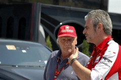 Maurizio Arrivabene, nový šéf Scuderie Ferrari, v rozhovoru s Niki Laudou (Mercedes-AMG)
