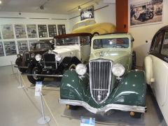 V popředí Wikov 40 (chassis 928 z roku 1935), za ním vzácná tříkarburátorová verze šestiválce Tatra 17/31 Sport