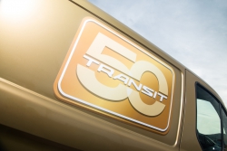Ford oslavuje výročí 50 let modelu Transit flotilou vozů ve zlaté barvě