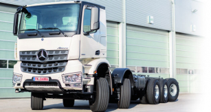 Podvozek pro dostavbu mobilního čerpadla betonových směsí K60H společnosti CIFA vychází z modelové řady těžkých nákladních vozidel Mercedes-Benz Arocs určených primárně pro stavební či speciální provoz.