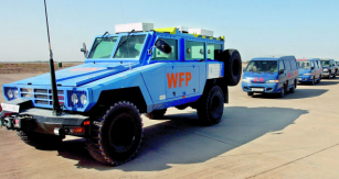Konvoj vozidel UN/WFP s obrněncem v čele.