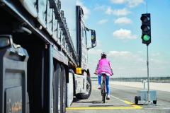 Kolize mnohatunového vozidla s chodcem či cyklistou, jehož vlastní hmotnost je vůči hmotnosti silniční soupravy zanedbatelná, může být téměř stoprocentně fatální.