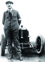 Vittorio Jano, maďarský rodák, byl geniální konstruktér, který položil základy úspěšným závodním vozům Alfa Romeo, ale též jiných značek.