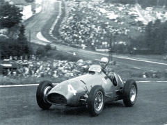 Albero Ascari ve voze Ferrari Tipo 500 Formule 2 na belgickém okruhu ve SPA Francorchams v roce 1952.