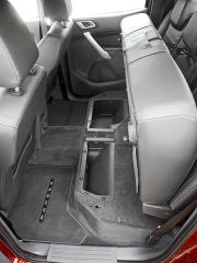 ford - Pod sedadly v druhé řadě jsou šikovné odkládací prostory